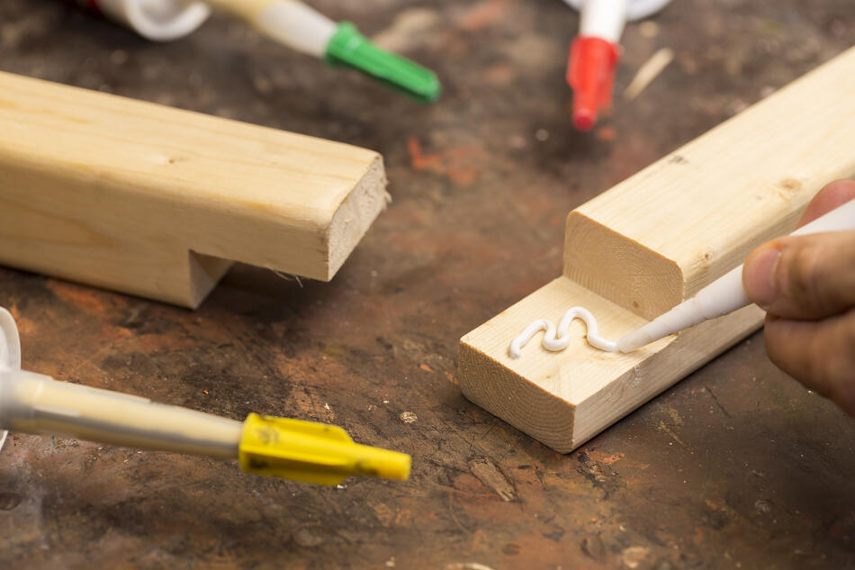 Which bonding effect is better between EVA hot melt adhesive and water-based adhesive?