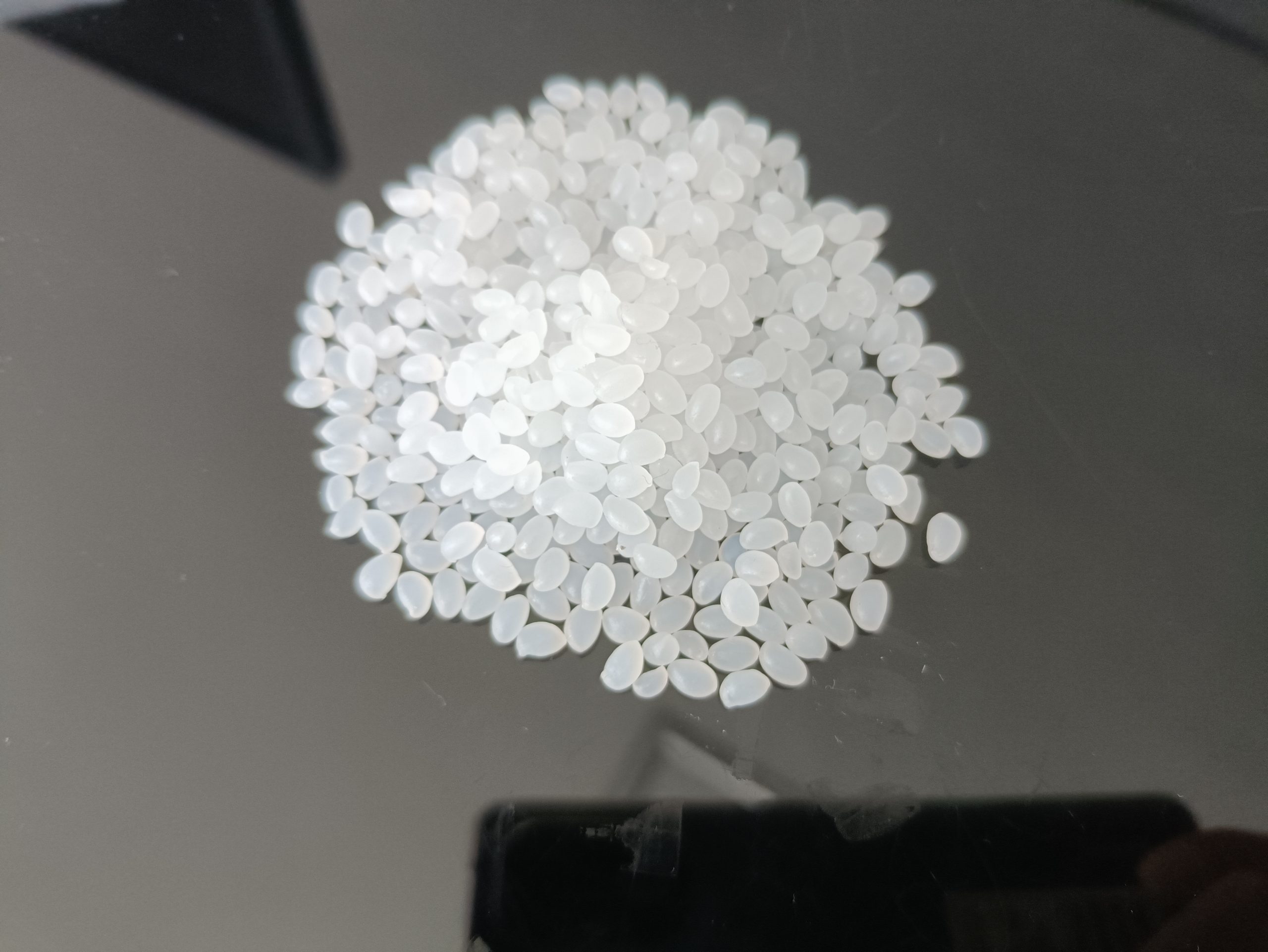 Which type of hot melt adhesive is better for handbags?