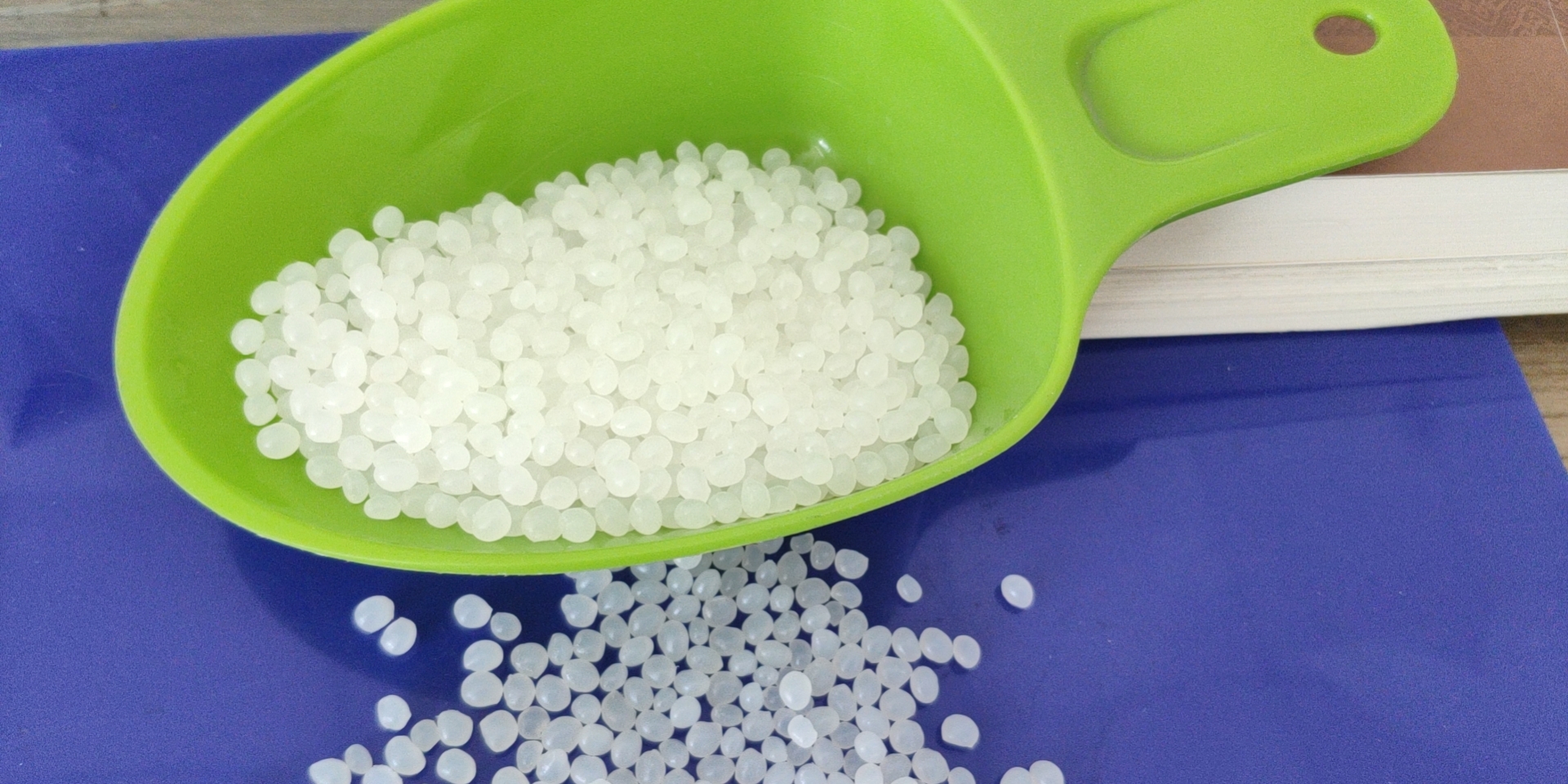What are the reasons for carbonization of hot melt adhesive?