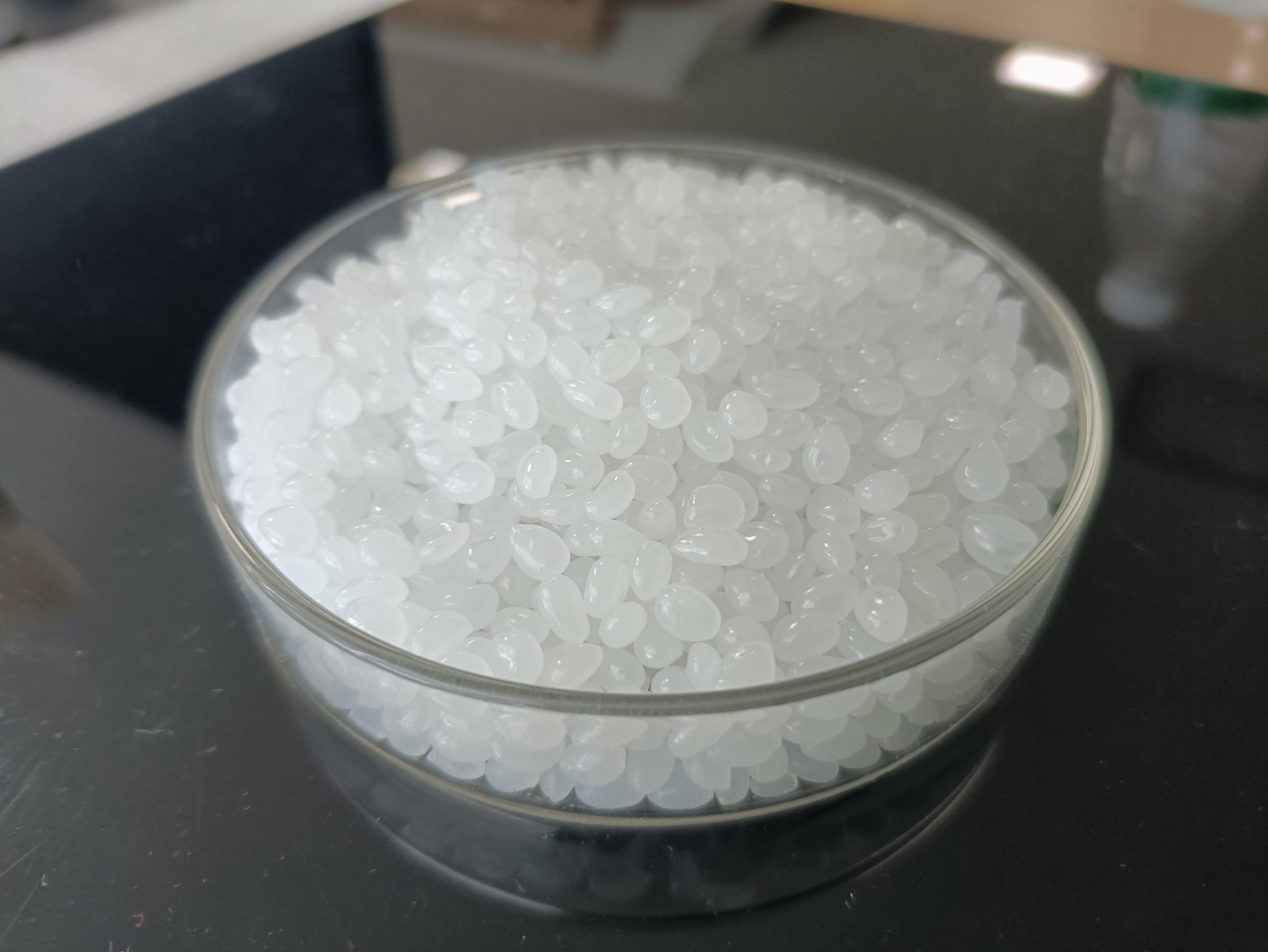 What are the characteristics of hot melt adhesive particles?
